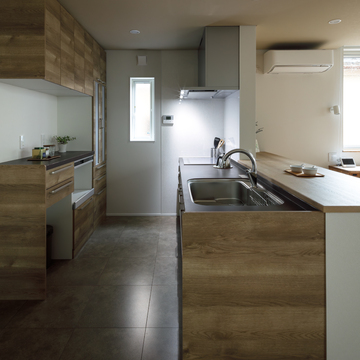 木目が映えるI型キッチン