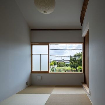 主寝室は畳敷。南面の窓の先には田畑が広がる。