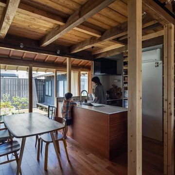 キッチンは間取りに合わせて変則的なL型ペニンシュラで製作。玄関から居間、庭まで見渡せるレイアウト。