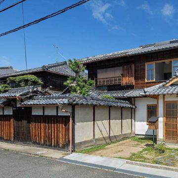 足元が朽ちて危険な塀を撤去して、開放的なアプローチに変更。