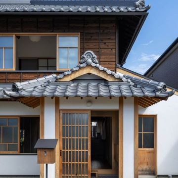 玄関と下屋は一度解体してベタ基礎を打ち、状態の悪い部材を更新しながら組み直して耐震補強。鬼瓦はクリーニングして再利用。