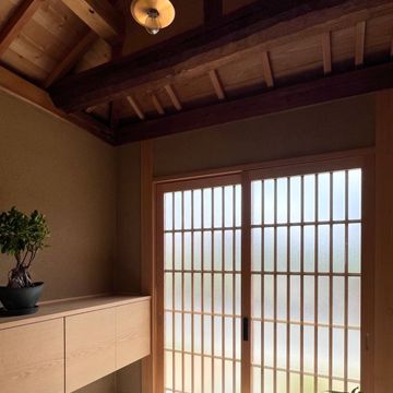 玄関見返し。天井は張らず野地板表しに変更。