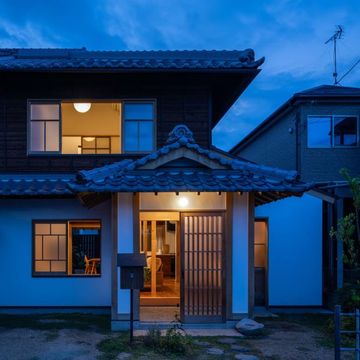 道路からの夕景。30年間閉ざされていた廃屋に火が灯る。