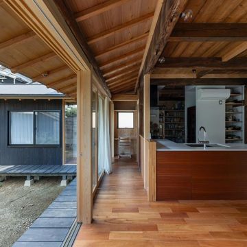 リビング〜縁側〜庭のつながり。縁側は物干場兼用。張り出した部分は洗面・浴室。