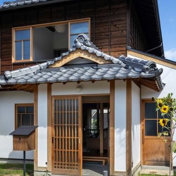 右手の入口は納戸を兼ねた家族玄関。