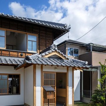 巣箱のイメージで作った一本足のポスト(伝書箱)。表札・インターフォン兼用。