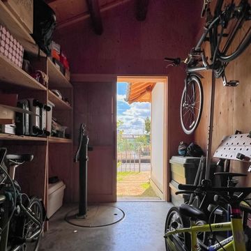 納戸を兼ねた土間の家族玄関。解体時に発見された井戸を整備して散水に活用。