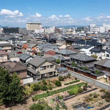 俯瞰。戦前の民家や昭和レトロな商店が残る街並み。交通至便で特別な法規制もないため、ハウスメーカーの住宅と賃貸マンションへの建て替えが進む。