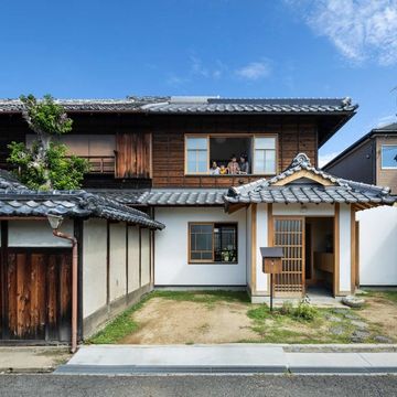 正面。左手の駐車場は舗装せずダイゴンドラ種子撒き。右手は四つ目垣で緩く仕切って街並みにも緑が溢れるように。シンボルツリーは橘。