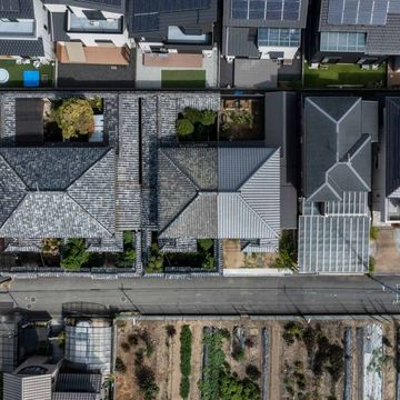 同時期に建てられた5軒のニコイチ長屋。各々の持ち主によりアレンジを加えられつつ4軒は現存するが傷みが目立つ。1軒は既に２区画の住宅に建て替えられている。