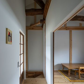 2階は個室とクローゼット。床板は吉野杉。右手の子供部屋はしばらくオープンに使い、既存引違戸を補修・反転した引分戸を嵌めて将来の分割に備える。