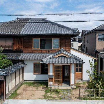 1階は漆喰塗り。2階はお隣と板幅や押え縁の間隔を揃えて製作した焼杉貼り。