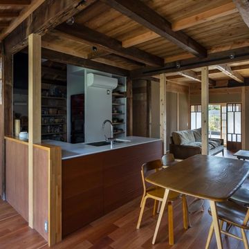 キッチンの内側と外側で二重の回遊性を設けて収納や家事動線の自由度が高い間取り。