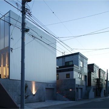 リビングとポリカーボネイトに囲まれたテラスのある住宅