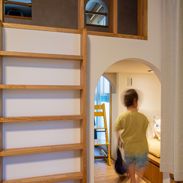 回遊動線のアーチ壁