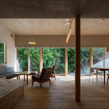 傾斜地の小さな平屋