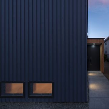 長めのアプローチで通りと居間の心理的な距離を離す。