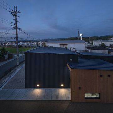 田畑・民家・中小の工業施設が混在する街並み。