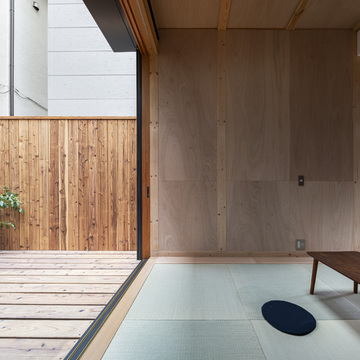 ほぼフラットにつながる居間と広縁。