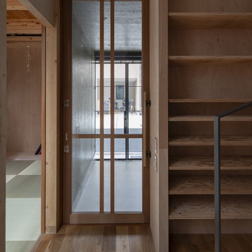 玄関見返し。道路際の吊戸でセキュリティを取れば玄関戸は開放したまま生活出来る。南北長手方向に風が通り抜ける設計。