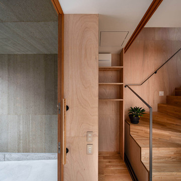 土間の壁・天井はクリア塗装したセメント板。塗料と素材の反応により釉薬をかけたような風合い。内部は主にラワンベニヤ仕上げ。