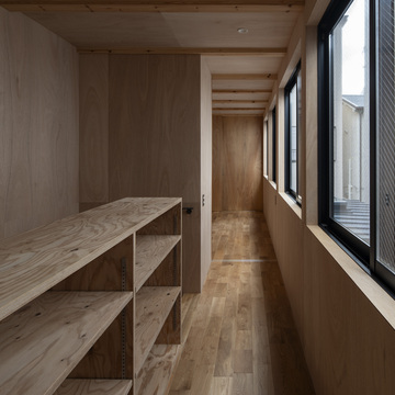 2階は息子さんの部屋とゲストルーム、収納を最小限の容積に納める。広縁・居間に面した連続窓から光が入る。