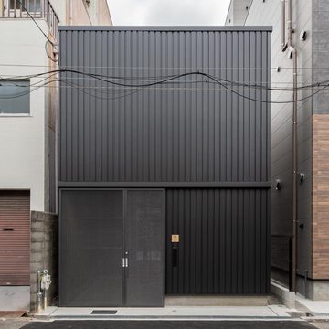 大阪市淀川区。戦前から続く長屋街が時代と共に分割・建替えられ、ビルの谷間に最後まで残っ た1戸を解体して建て替える計画。