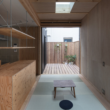 コンパクトな居間は天井高を上げ、トップライトを穿って窮屈にならない配慮。