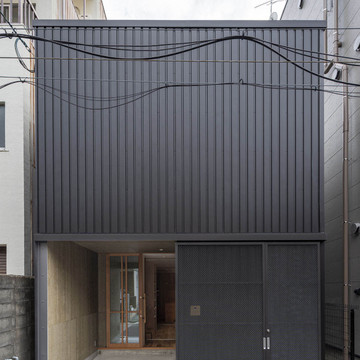 ビルの谷間で開放的に暮らす小さな家