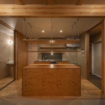 キッチンを挟んで左手洗面、右手脱衣・浴室。最短の動線計画。