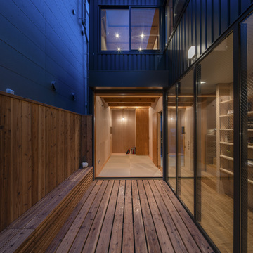 広縁上空には将来邸にタープをかける予定。