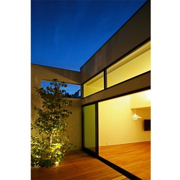 空と暮らす家のデッキテラス夕景