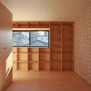 造り付けの本棚と壁紙