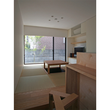 土間の隣の和室を見る