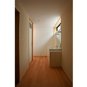 半地下の通路に設けた洗面コーナー