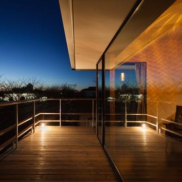 船舶ライトで足元を照らしたバルコニー