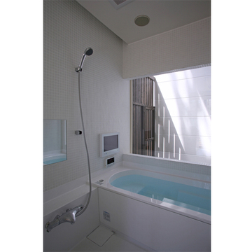 坪庭に面した浴室