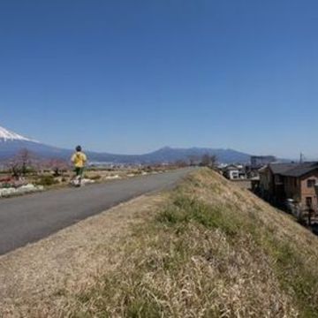 風景の関係性から導かれた傾いた壁