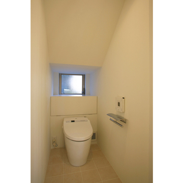 階段下を利用したトイレ