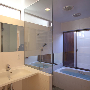 洗面室から浴室を見る