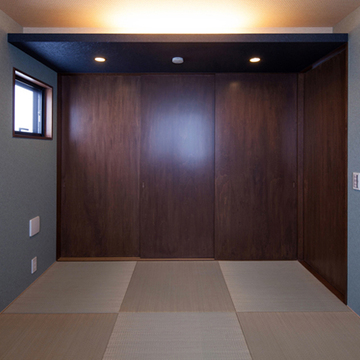 濃い茶色の建具のモダンな和室
