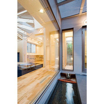 7mの長さの小川が流れる個性派住宅