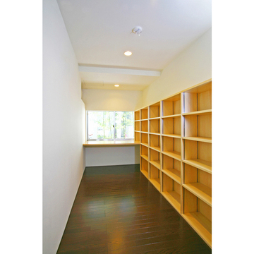 本棚・デスクを造り付けた書斎