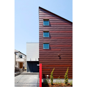 2色のガルバリウム鋼板を張り合わせた外壁