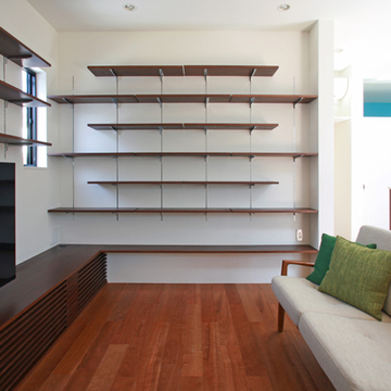 リビング壁2面に充実した本棚