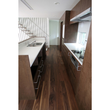 アイランド型キッチンカウンターと背面収納