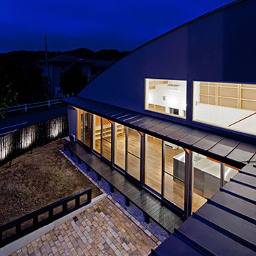 夕方になるとさらに個性的な外部空間の個性派住宅