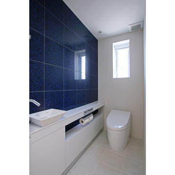 白を基調にブルーをアクセントとしたトイレ