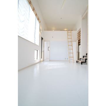 白い塩ビシートの床