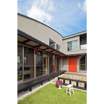 黒系の塗料とべんがら色の塗料があう外観